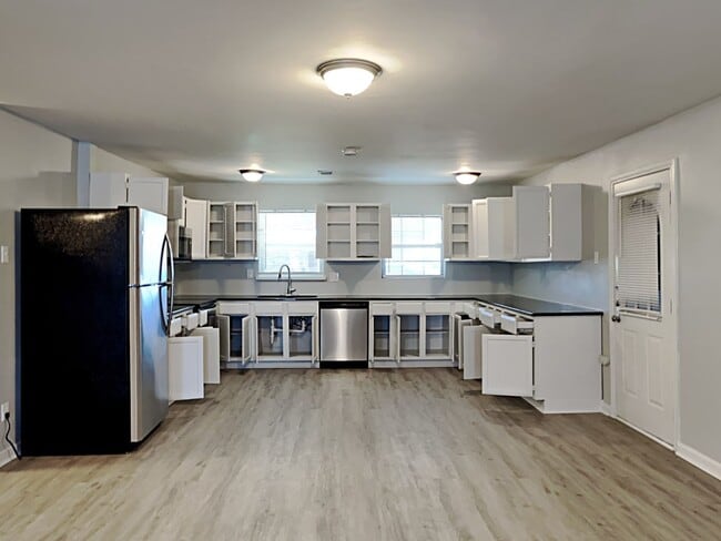 Building Photo - 3BR/2BA Renovated Home in Irving TX | 2-Car Garage, Fenced Yard & Pet-Friendly | Self Tours Avail...