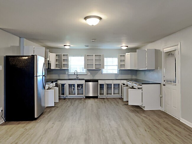 Foto del edificio - 3BR/2BA Renovated Home in Irving TX | 2-Car Garage, Fenced Yard & Pet-Friendly | Self Tours Avail...