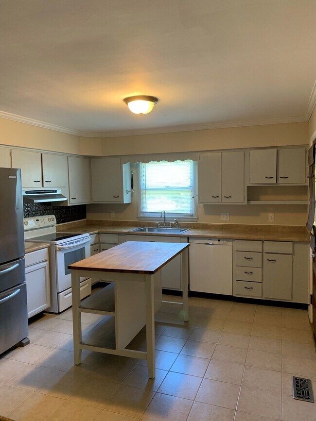 Foto del edificio - AVAILABLE MID-JUNE!