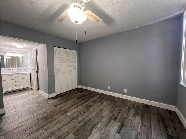 Foto del edificio - 9430 Live Oak Pl