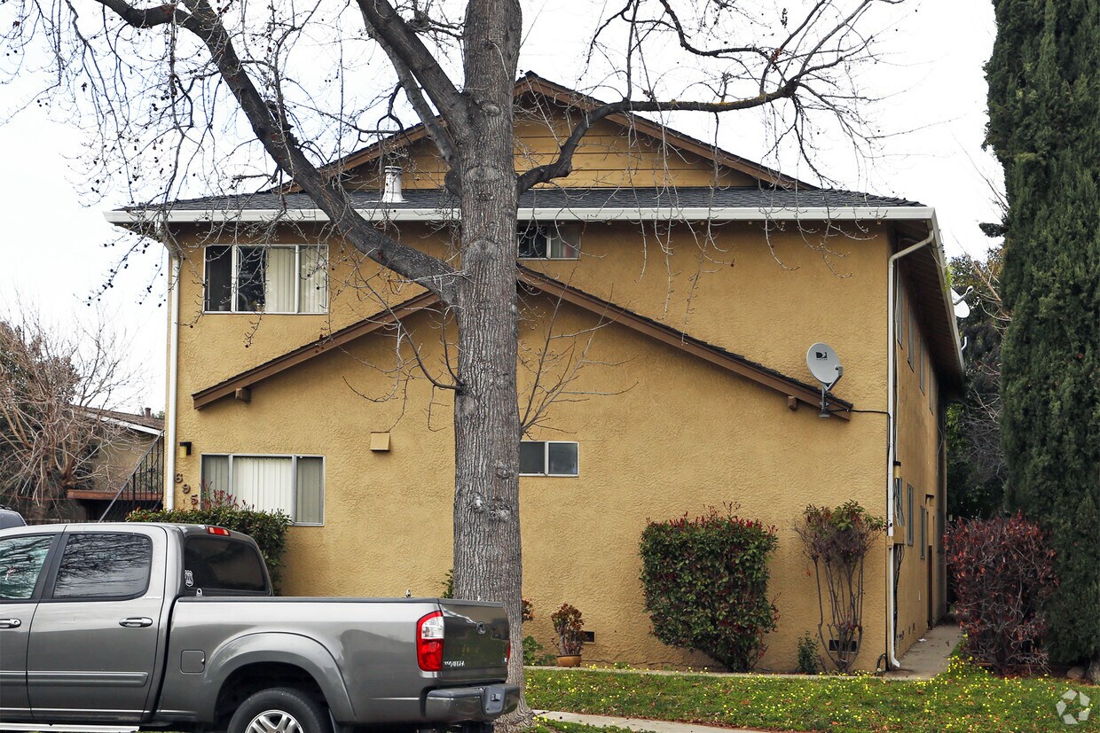 Building Photo - 695 W Valley Dr