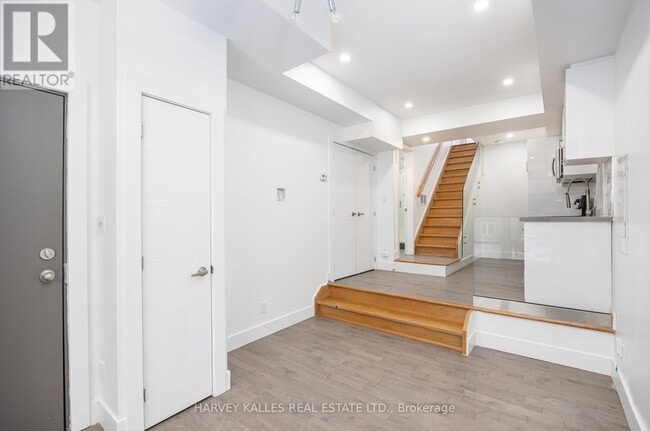 Building Photo - 160 Lansdowne Ave