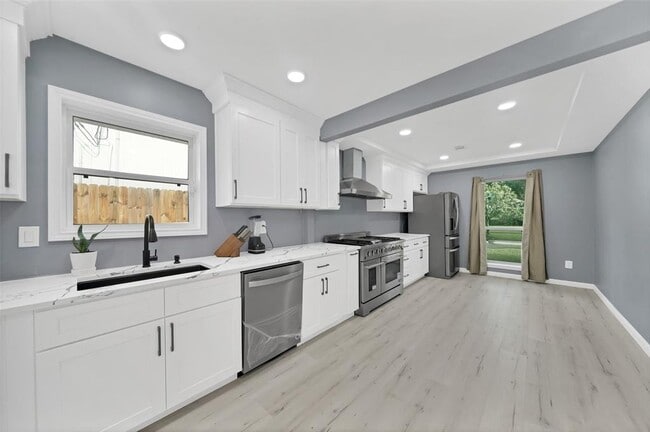 Building Photo - 5215 Trail Lake Dr