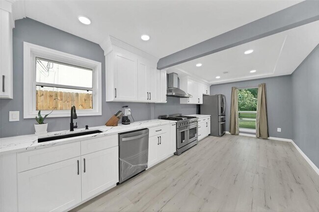 Foto del edificio - 5215 Trail Lake Dr