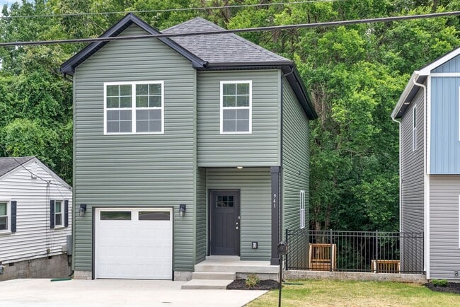 Building Photo - 4 Bedroom Home For Rent Near Downtown Clarksville!