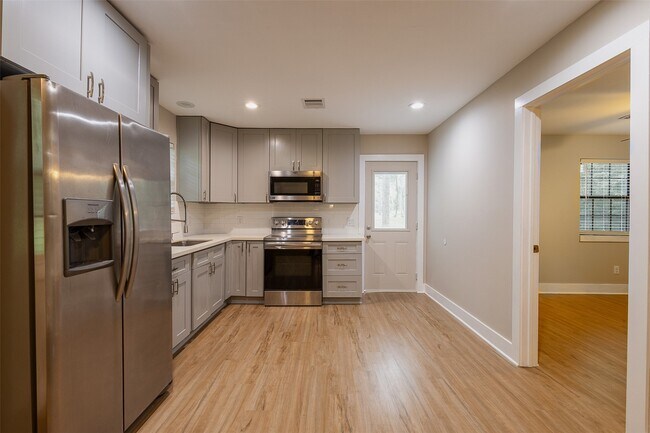 Foto del edificio - 12028 Cedar Ln