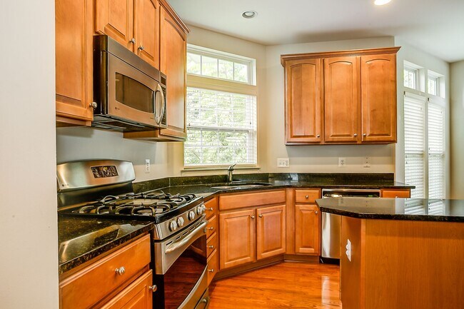 Foto del edificio - 616 Rainier Rd