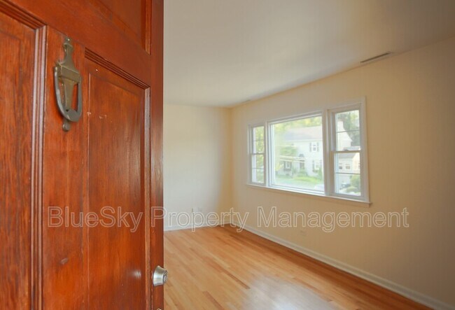 Building Photo - 707 Nelson Dr