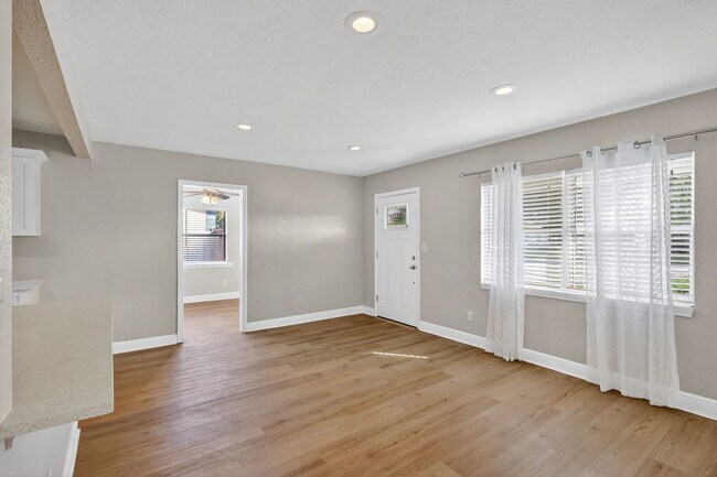 Foto del edificio - 541 40th Ave NE