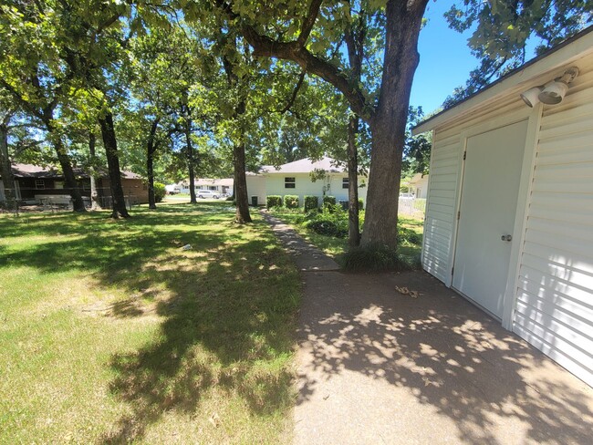 Building Photo - Home in Sherwood