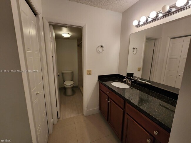 Foto del edificio - 2 br, 2 bath Condo - 16481 Blatt Blvd