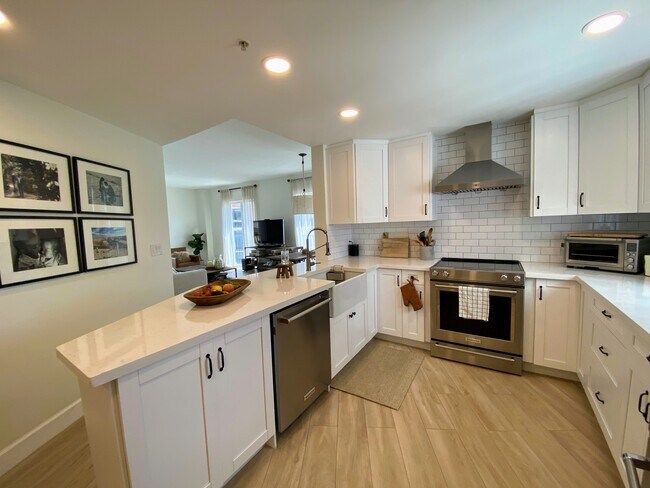 Kitchen - 10 Aragon Ave