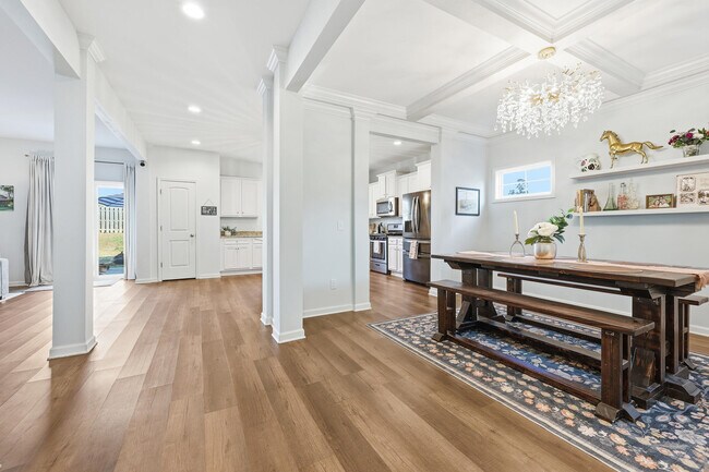 Foto del edificio - 397 Anmore Ct