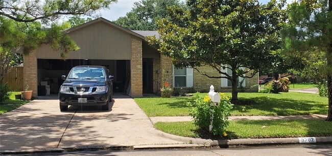 Building Photo - 3702 Royal Manor Dr