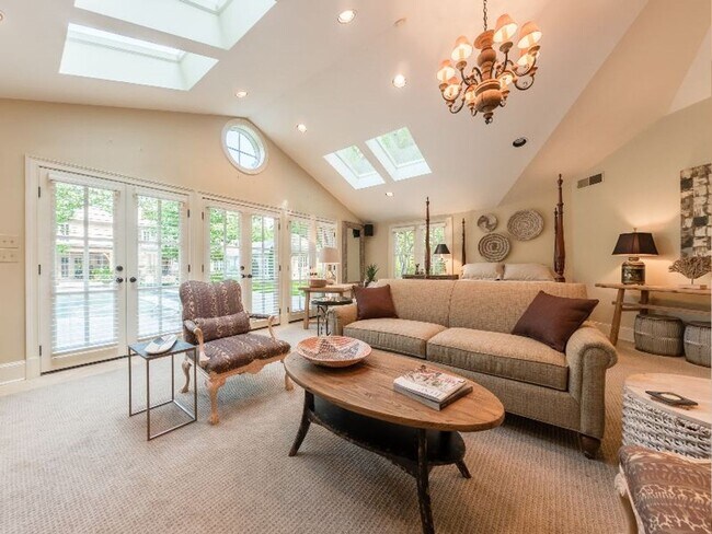 Building Photo - Charming Guest House in East Memphis