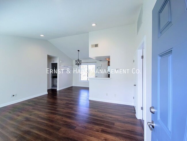 Foto del edificio - Beautiful 2 Bedroom 2 Bath Top Floor Condo...