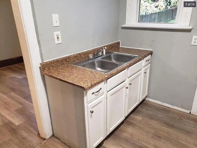 Foto del edificio - 1127 W 11th St