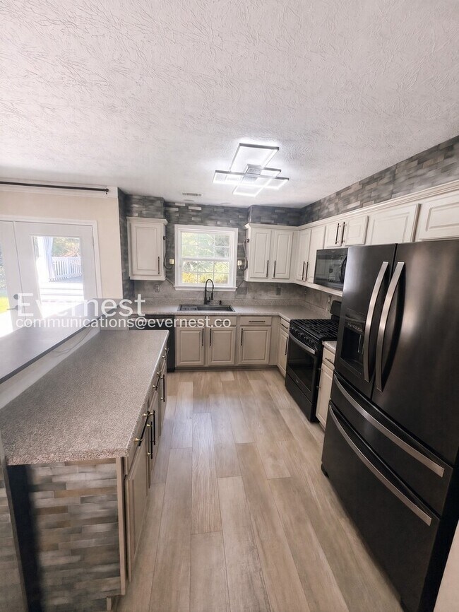 Building Photo - 4 Bed/2.5 Bath Home with Fenced Yard & Garage / Vouchers Accepted / Available Now!