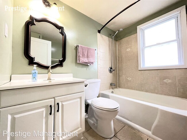 Building Photo - 2 br, 1 bath House - 920 Lake St