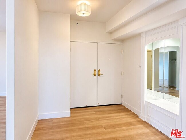 Building Photo - 10390 Wilshire Blvd