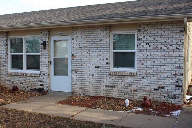 Foto principal - 2 Bedroom Duplex located on East Side of MHK!