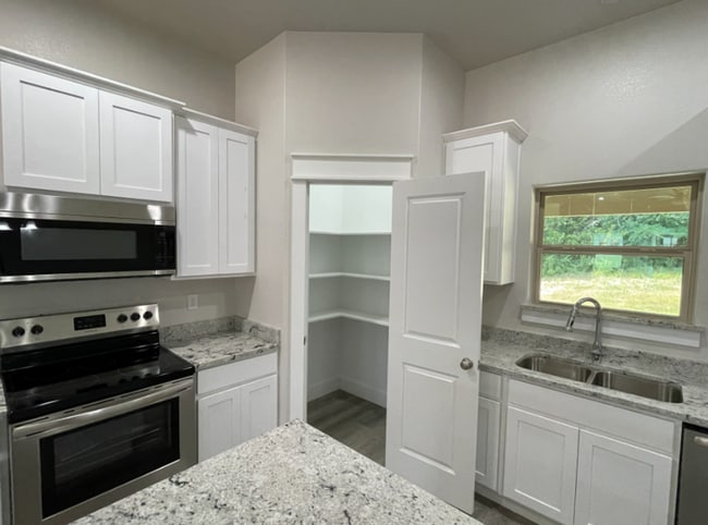 Building Photo - Beautiful 4 bedroom 2 Bath Home In Silo School District