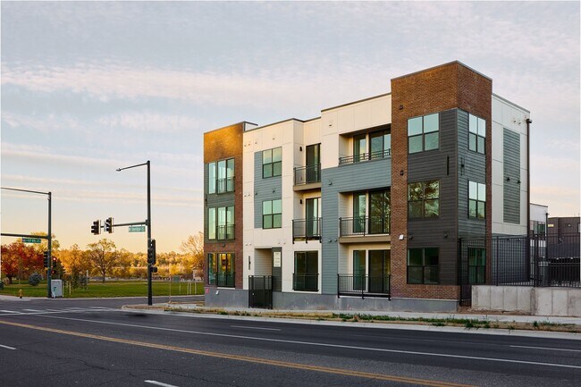 Foto del edificio - BRAND NEW Condo at SLOANS LAKE!