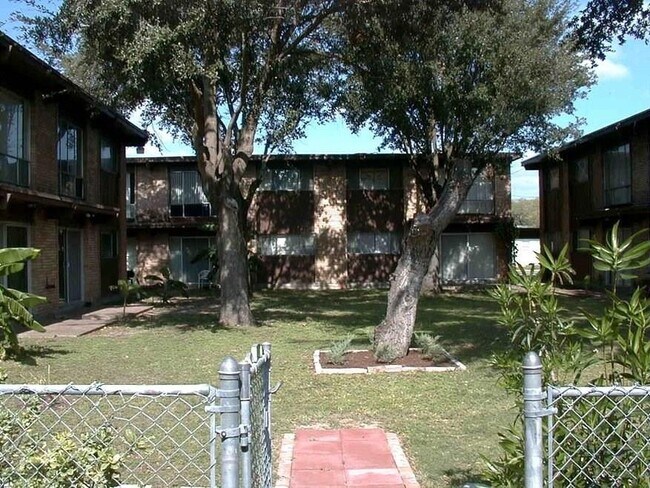 Building Photo - 704 W Corral Ave