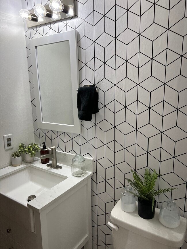 1/2 bath - 2417 Petsel Plz