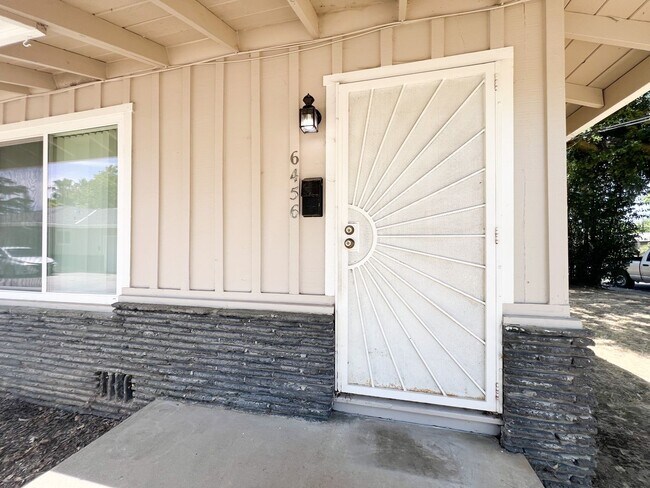 Foto del edificio - Inviting Duplex Just 5 Minutes from Sac State