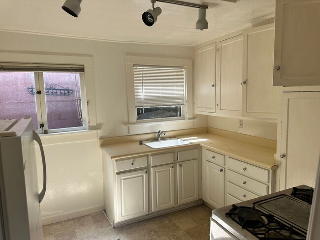 Building Photo - Archer