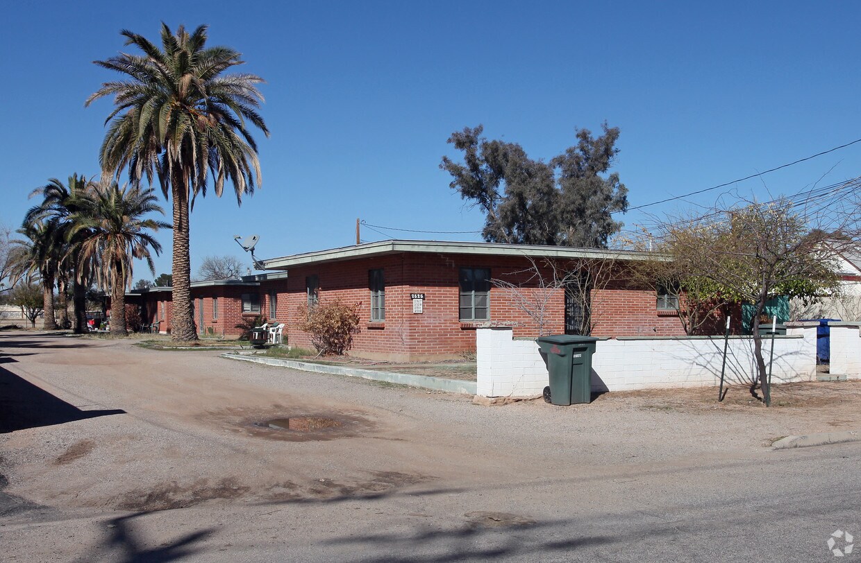 Primary Photo - 2525-2533 N Edith Blvd