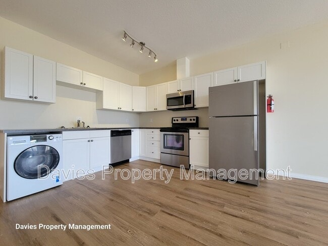 Building Photo - 4834-4849 49 Ave