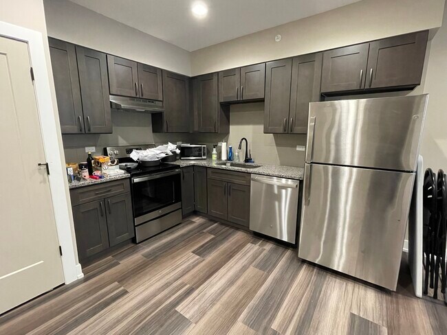 Building Photo - 400 E Hillcrest Dr