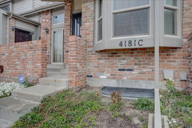 Building Photo - Spacious 2Bed/2.5 Bath with 2-Car Attached...