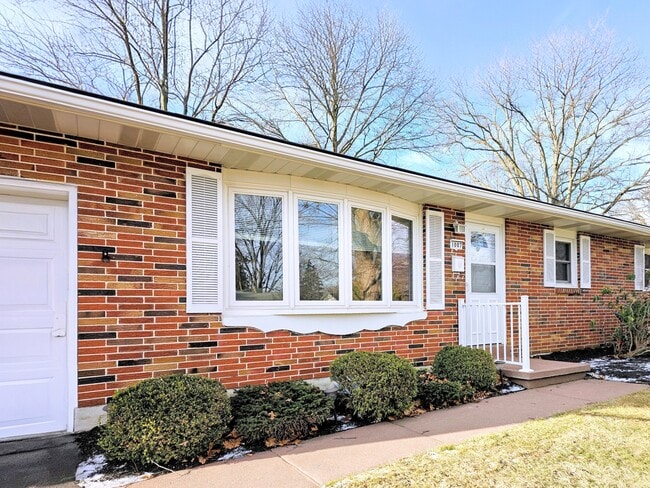 Building Photo - 1007 Lilac Ln