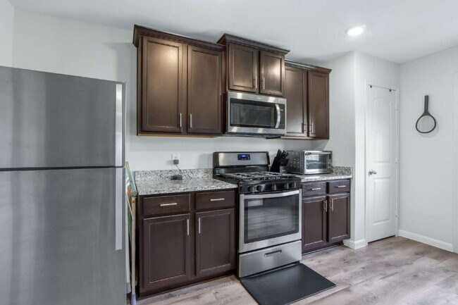 Foto del edificio - ASK ABOUT FREE APPLICATION FEES THROUGH AUGUST!  PRICE REDUCED!! Landscaping Included! Charming 3...
