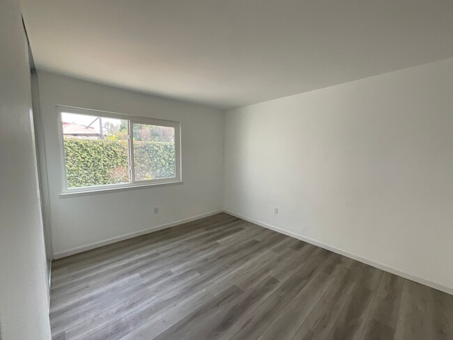 Building Photo - Completely Remodeled: Mesa Verde Community...