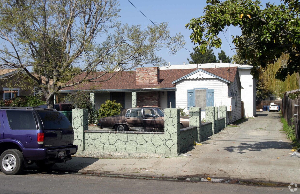 Building Photo - 318 Redwood Ave
