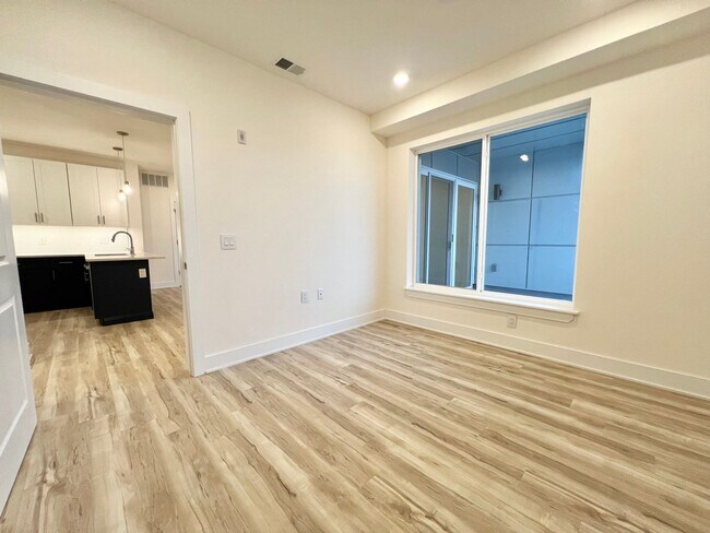 Foto del edificio - Modern 2-Bed, 2-Bath Apartment with Balcon...