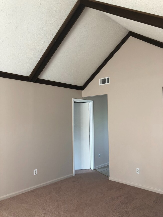 Foto del edificio - Vaulted Living Room and Fenced Yard