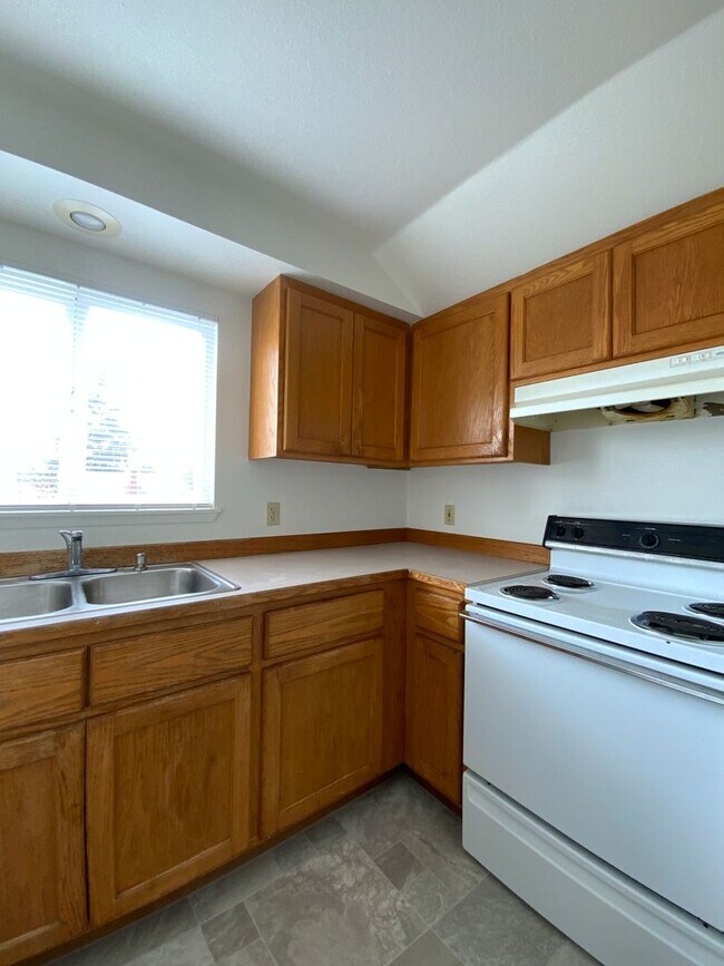 1421 Lombard Ave Unit B, Everett, WA 98201 Room for Rent in Everett