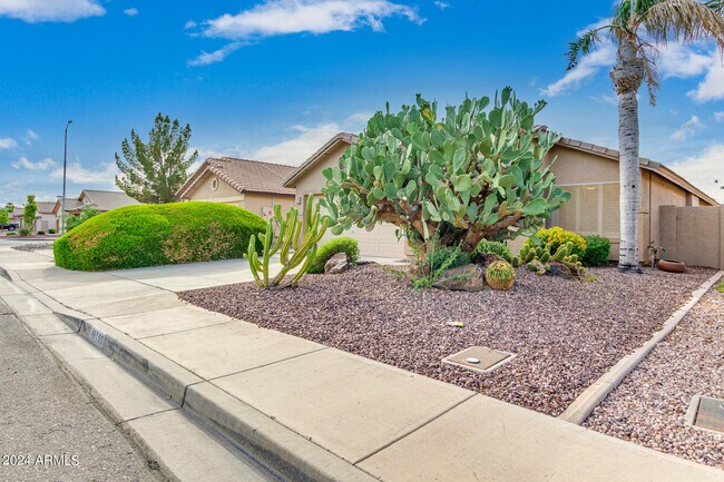 Foto del edificio - 8190 W Behrend Dr