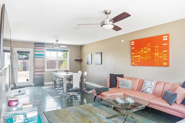 Foto del edificio - 6744 E Vernon Ave