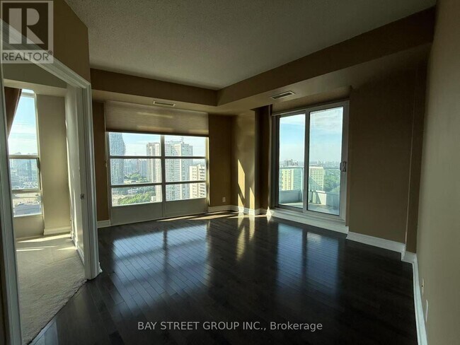 Photo du bâtiment - 1-2511 Elm Dr W