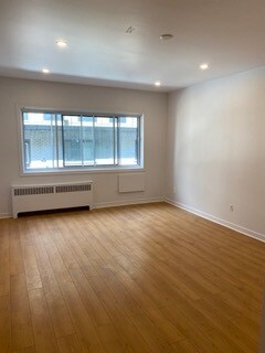 Building Photo - 5491 Av. Victoria