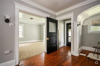 Building Photo - 117 Kenwood Ave