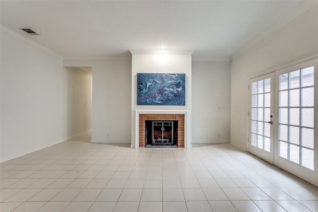Building Photo - 3530 N Versailles Ave