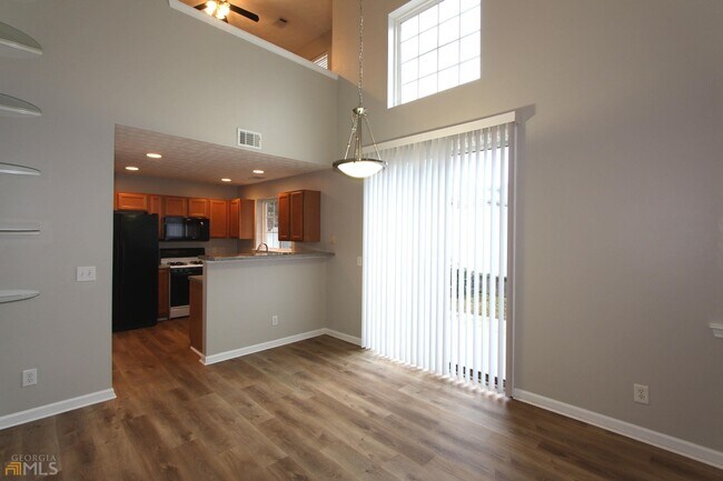 Building Photo - 599 W Oaks Dr
