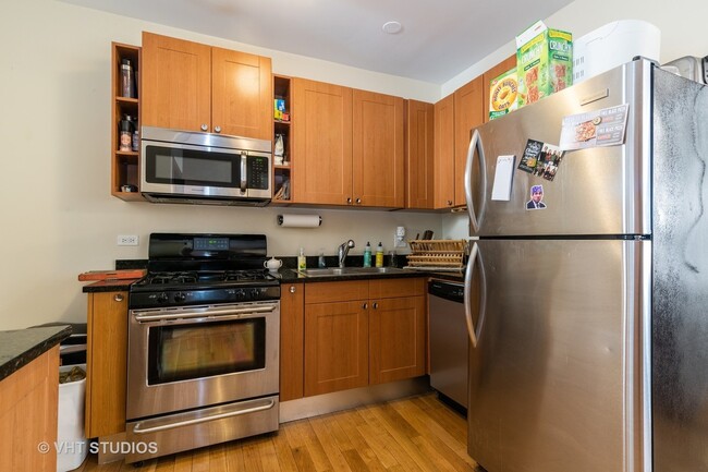 Kitchen - 6423 N Greenview Ave